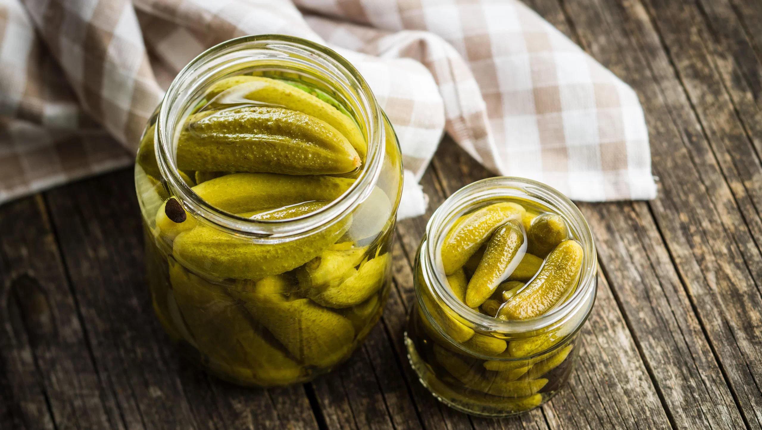 pickles-in-jar-preserved-cucumbers